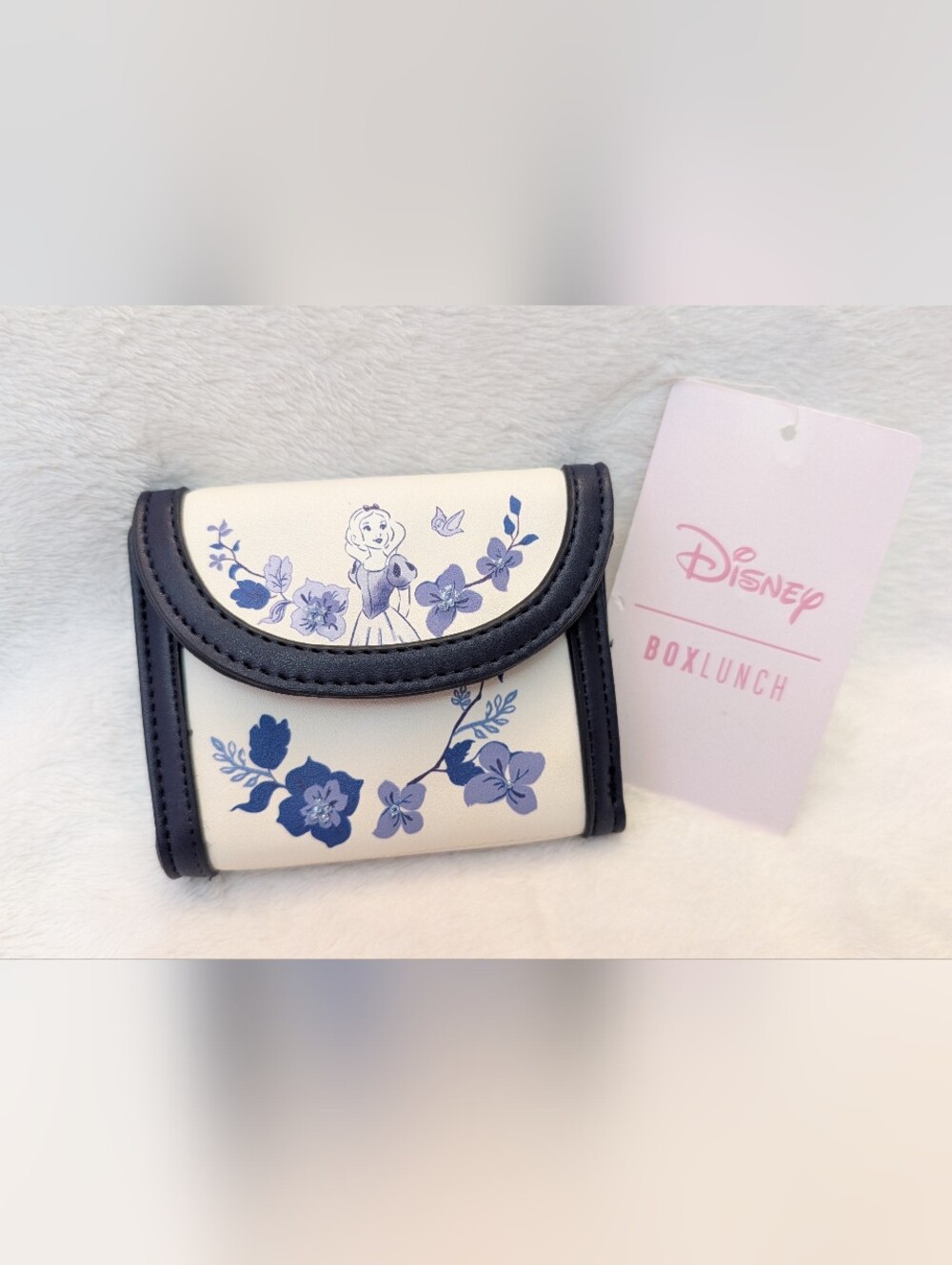 Snow White pretty Boxlunch Wallet NWT 4" x 3.5"